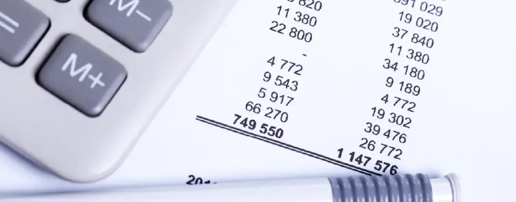 Close de contas e calculadora, comparando os custos no aluguel de carros