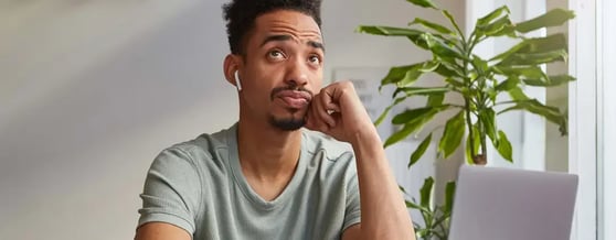 Homem pensativo em frente ao computador