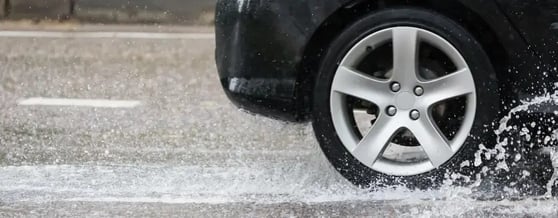 aquaplanagem de pneu