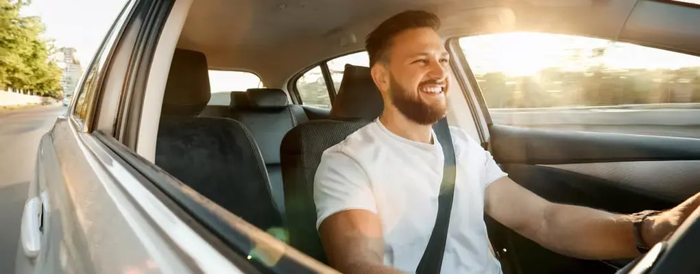 Motorista de aplicativo sorrindo