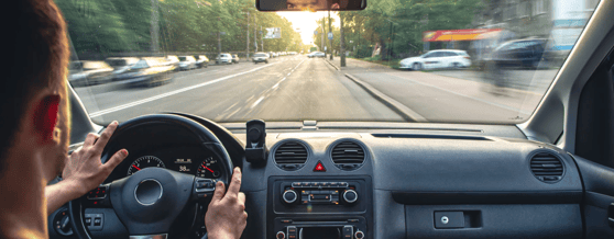 Motorista dirigindo carro na cidade em alta velocidade