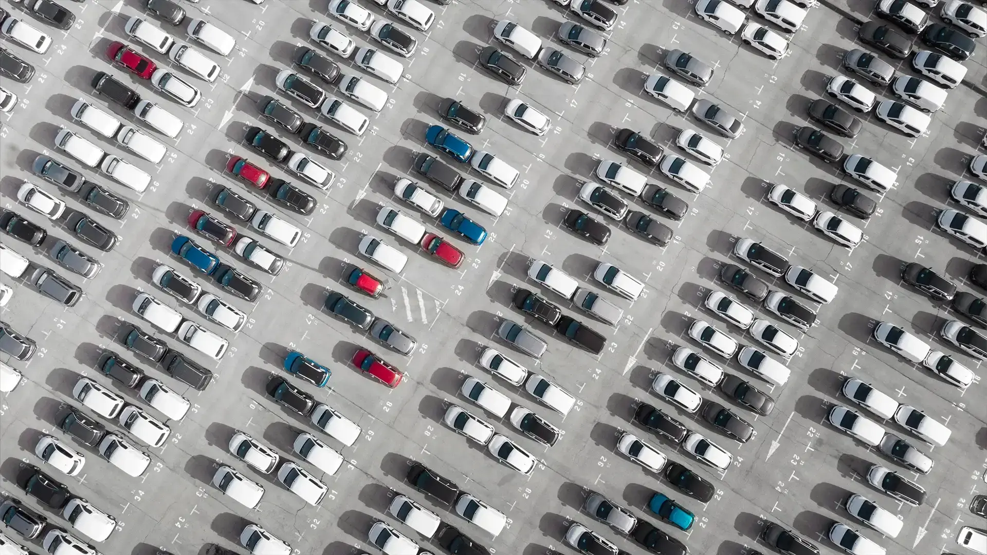 Estacionamento amplo visto de cima repleto de carros usados mais vendidos 