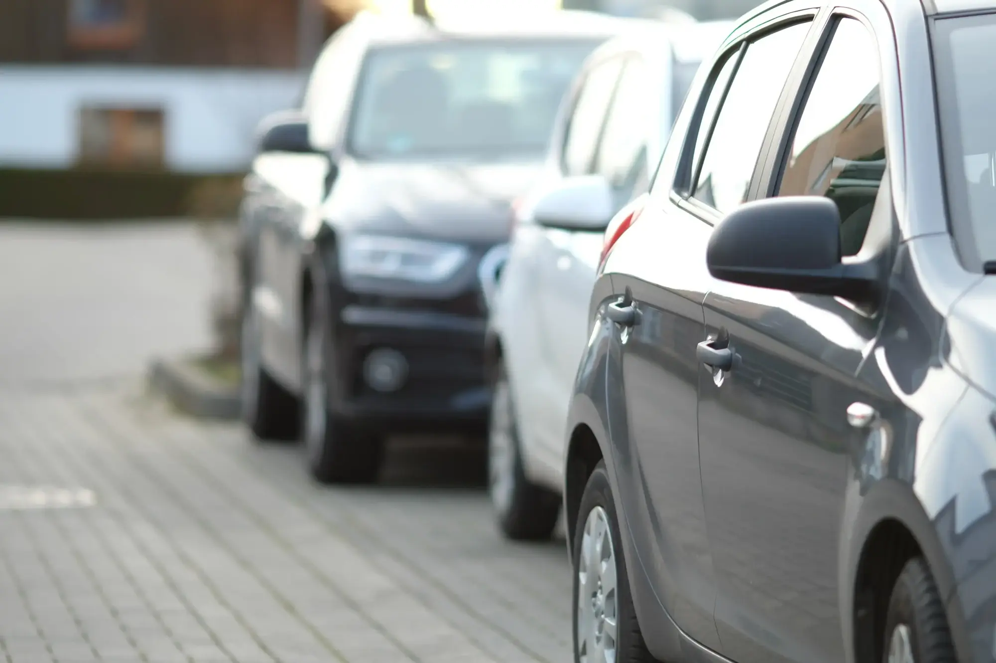 Visão lateral de carros sedan em fileira
