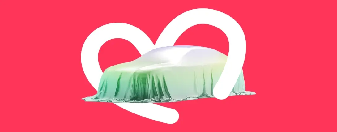Carro coberto por um pano sob um elemento visual branco em forma de coração