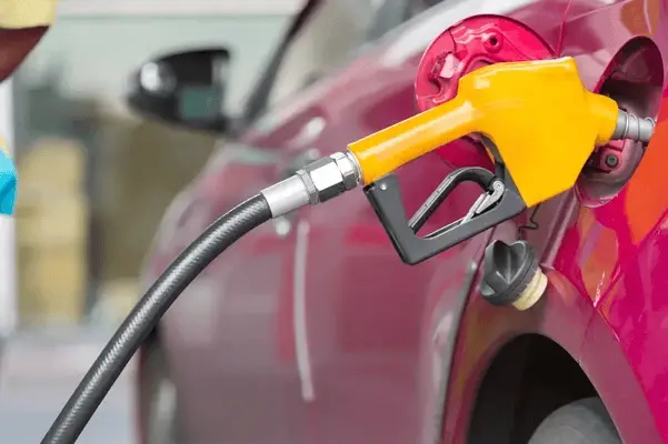 Close na bomba de combustível abastecendo um carro