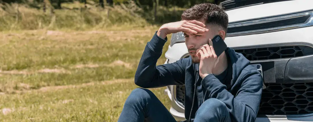 Motorista de app dirigindo em uma cidade movimentada, com um celular no painel mostrando o mapa