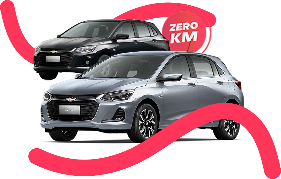Dois carros hatch (modelos Onix ou similar), um cinza em primeiro plano e um preto atrás, sobre um fundo vermelho vibrante. Um selo circular vermelho e branco no canto superior direito indica 